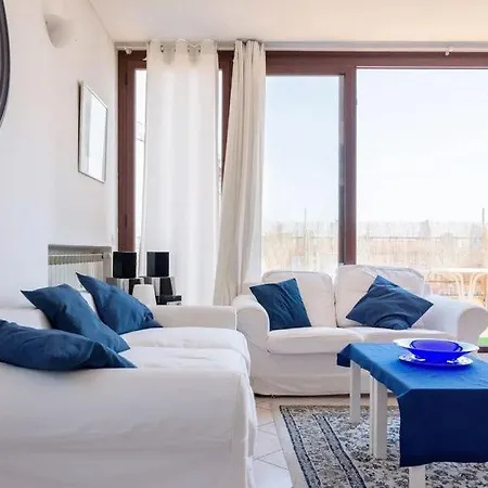 Apartamento Deluxe Skyline Fantastic View Attic 6-7 Guests, One Bathroom, With Terrace And Pool Near To 2 Metro Lines And Well Connected To Airport And Train Stationand, Easy Parking Nearby