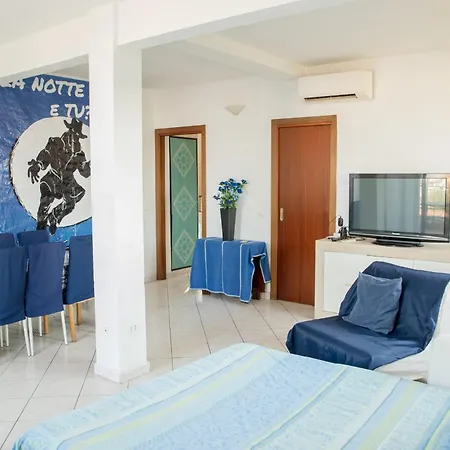 Deluxe Skyline Fantastic View Attic 6-7 Guests, One Bathroom, With Terrace And Pool Near To 2 Metro Lines And Well Connected To Airport And Train Stationand, Easy Parking Nearby Apartamento