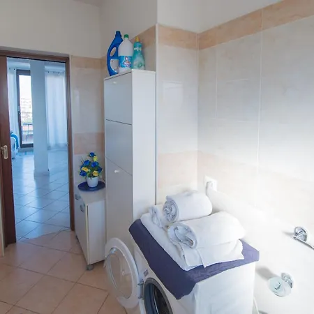 Apartamento Deluxe Skyline Fantastic View Attic 6-7 Guests, One Bathroom, With Terrace And Pool Near To 2 Metro Lines And Well Connected To Airport And Train Stationand, Easy Parking Nearby