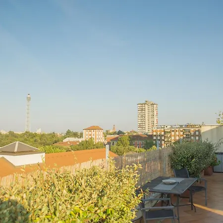 Apartamento Deluxe Skyline Fantastic View Attic 6-7 Guests, One Bathroom, With Terrace And Pool Near To 2 Metro Lines And Well Connected To Airport And Train Stationand, Easy Parking Nearby *
