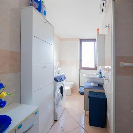 Deluxe Skyline Fantastic View Attic 6-7 Guests, One Bathroom, With Terrace And Pool Near To 2 Metro Lines And Well Connected To Airport And Train Stationand, Easy Parking Nearby *