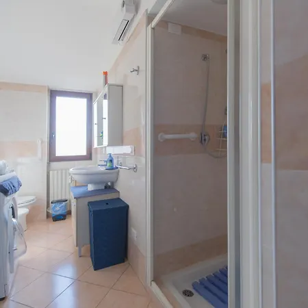 Deluxe Skyline Fantastic View Attic 6-7 Guests, One Bathroom, With Terrace And Pool Near To 2 Metro Lines And Well Connected To Airport And Train Stationand, Easy Parking Nearby Apartamento *