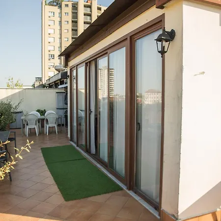 Deluxe Skyline Fantastic View Attic 6-7 Guests, One Bathroom, With Terrace And Pool Near To 2 Metro Lines And Well Connected To Airport And Train Stationand, Easy Parking Nearby Apartamento Milão