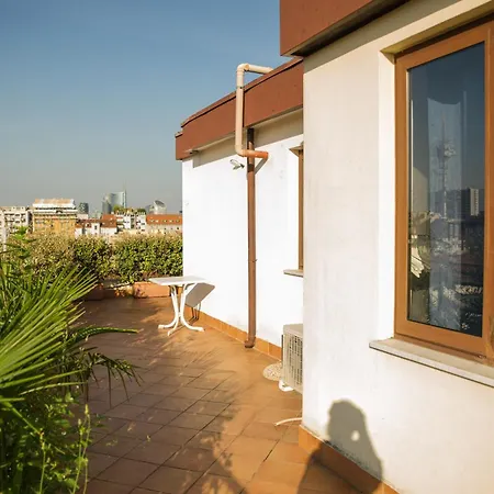 Deluxe Skyline Fantastic View Attic 6-7 Guests, One Bathroom, With Terrace And Pool Near To 2 Metro Lines And Well Connected To Airport And Train Stationand, Easy Parking Nearby *